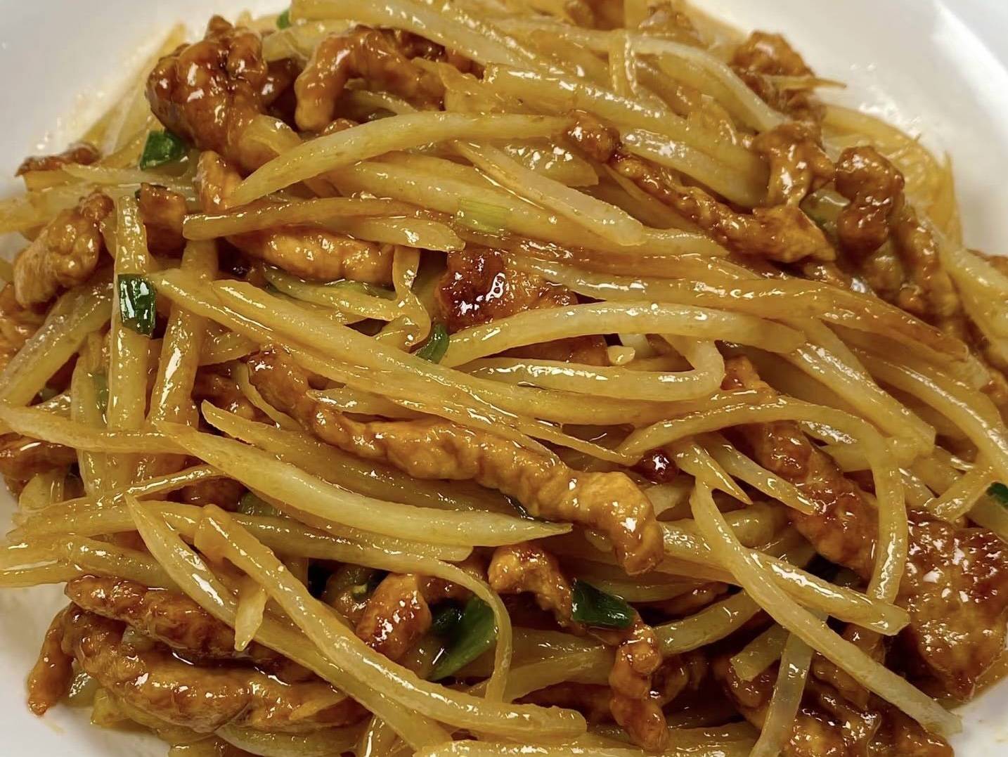 家常土豆丝炒肉丝，比饭店还好吃！脆嫩爽口，我家三口人每次都要吃两盘！