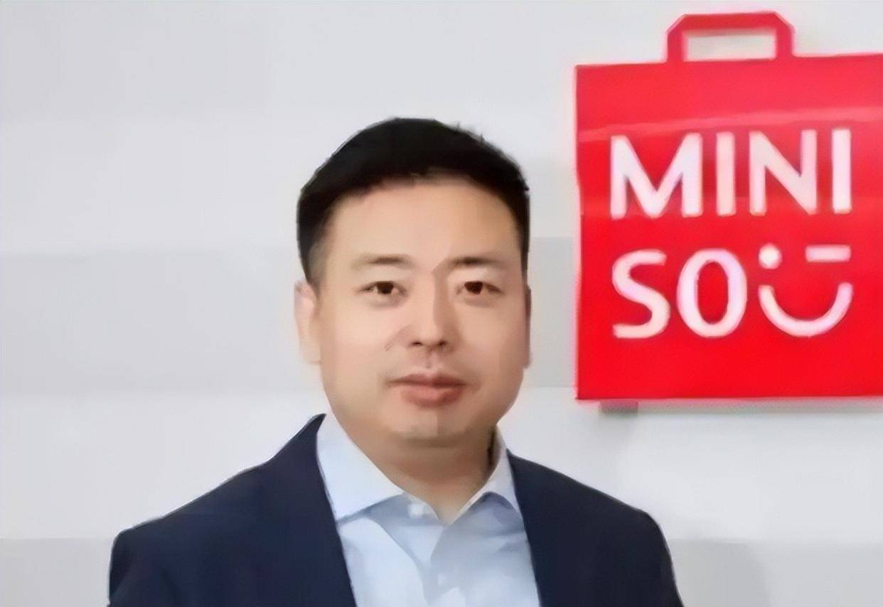 曾经用1亿年薪请董明珠!放牛娃叶国富,逆袭零售大佬拥有资产百亿