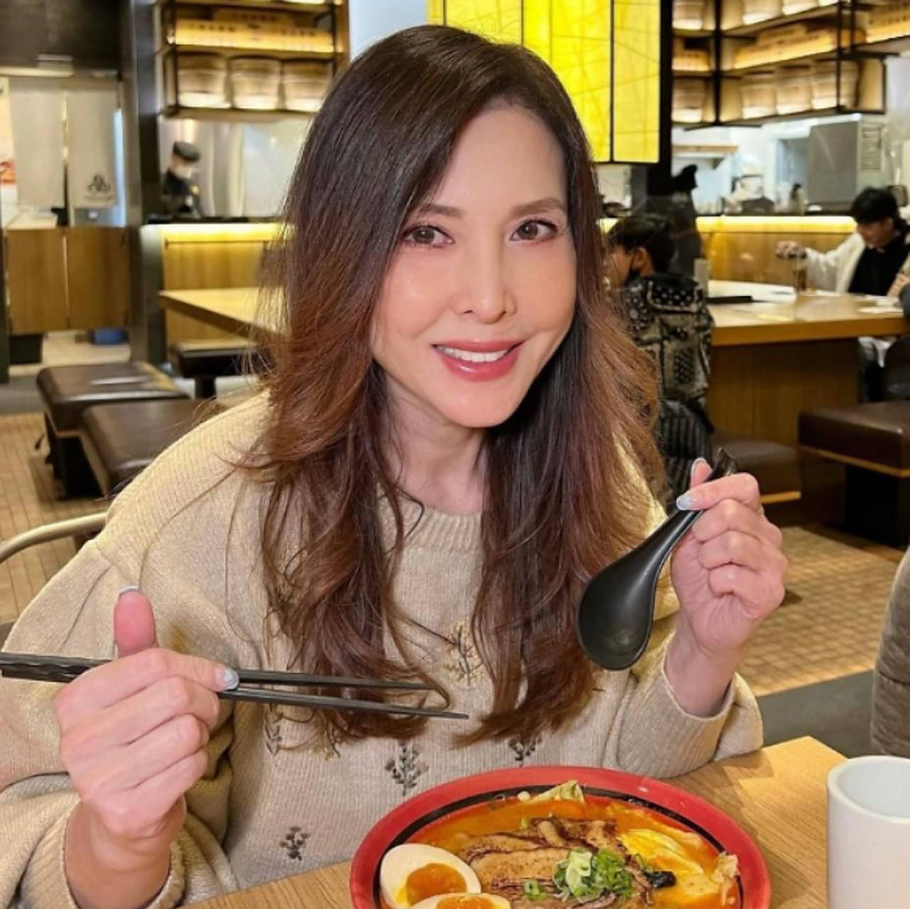 她曾是tvb一姐,定居加拿大22年后,抱怨国外不如国内