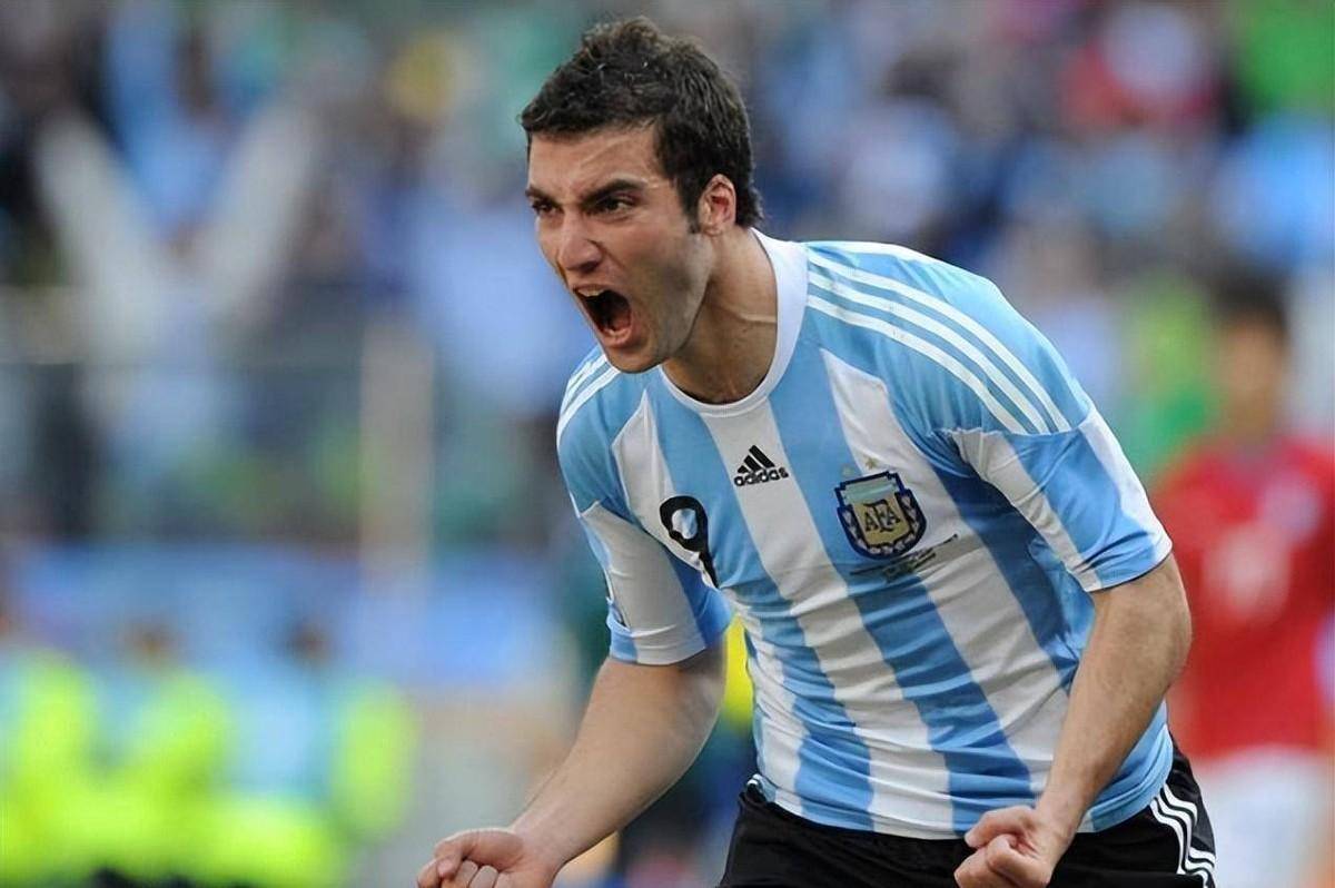 但与伊瓜因相比,阿圭罗还算幸运,他在2021年成功跟随阿根廷拿到了美洲