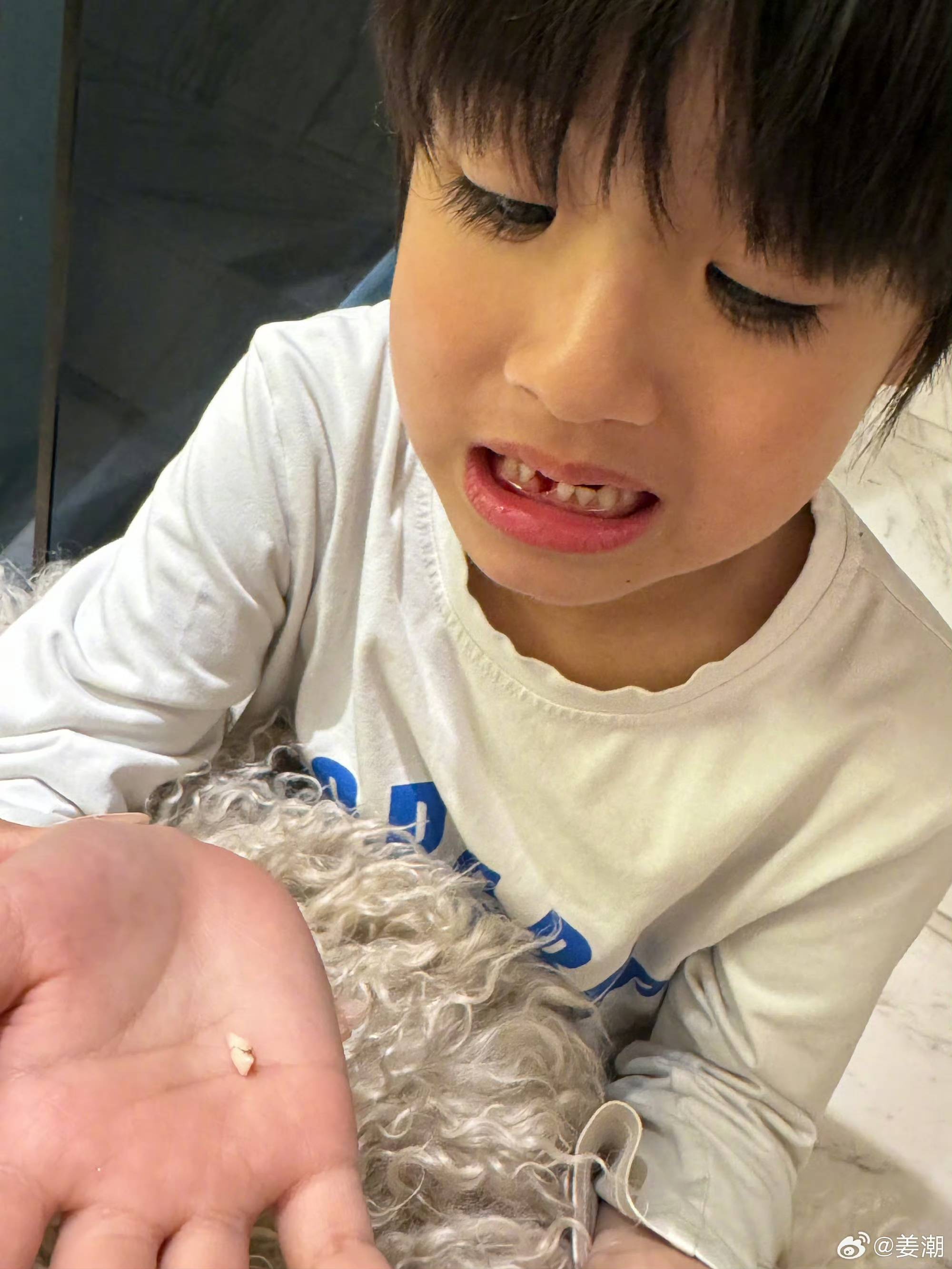 姜潮儿子帅到可以进时代峰峻!爸妈基因太强,丹尼尔这颜值简直绝了!