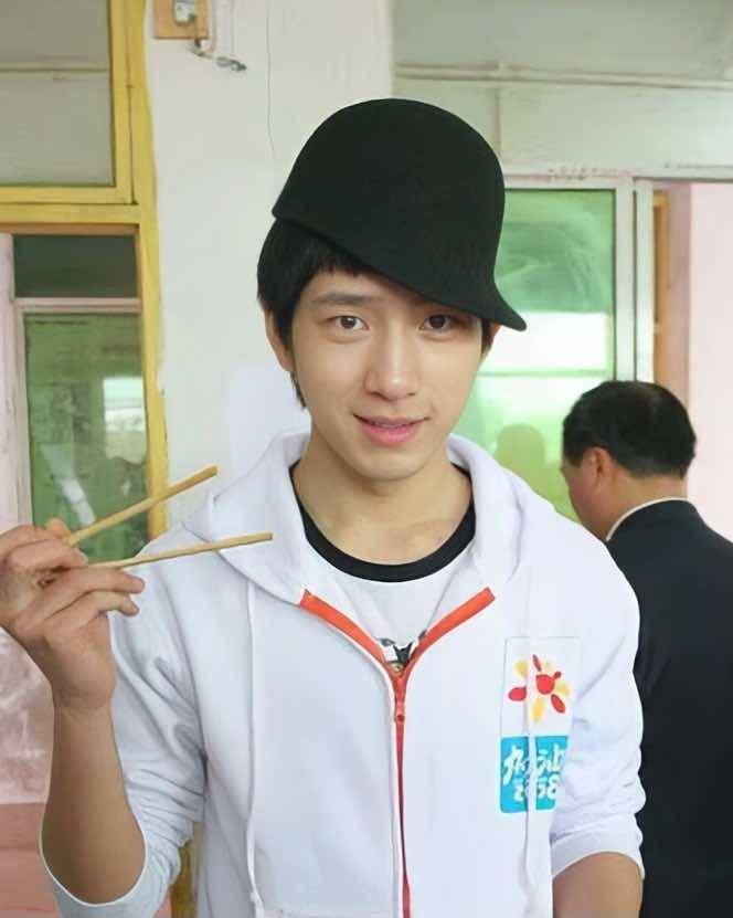 井柏然:出生被弃,60岁奶奶捡废品把他养大,爆红后父母来认亲