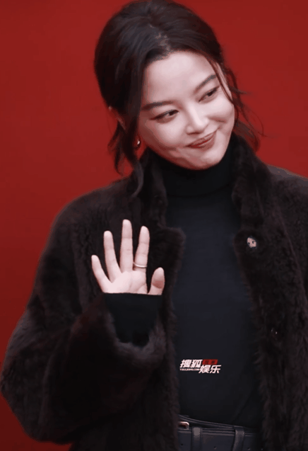 北京这天,被"笑不露齿"的辛芷蕾惊艳,不穿暴露礼服却惊艳四座