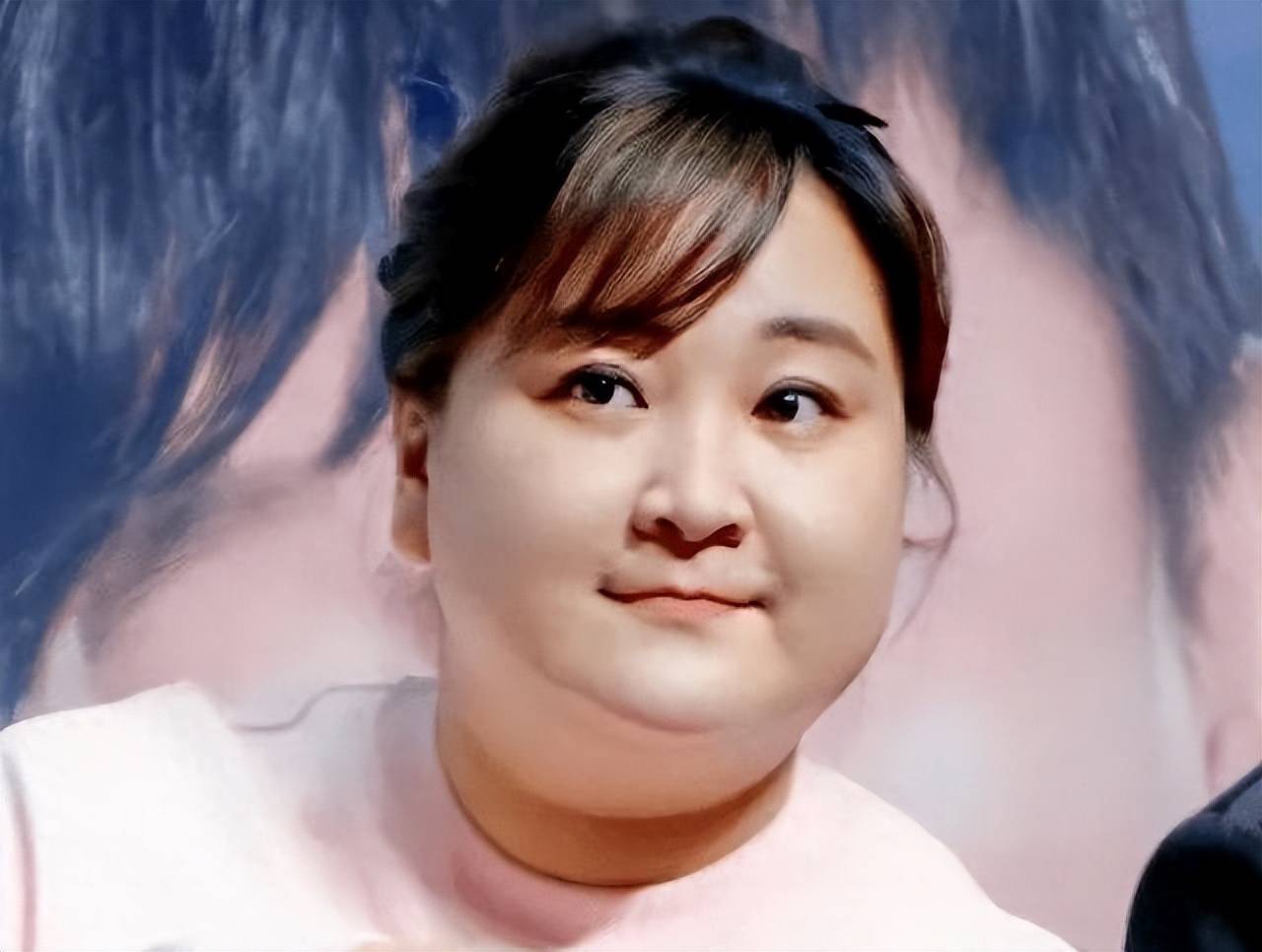 胖20斤?熟悉的贾玲回来了,笑起来好可爱,还让路人拍完给她p图