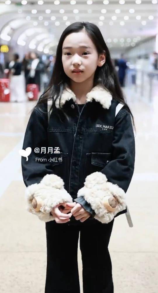 董璇女儿小酒窝遭男子强制合影，转头躲避，网友：感觉被吓到了 插图4