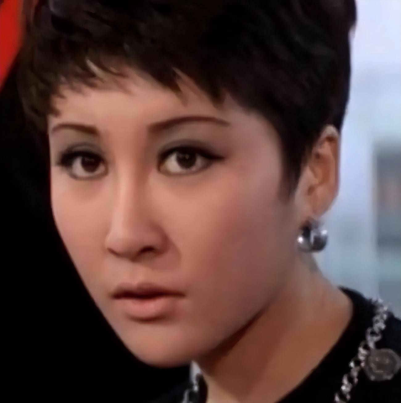 丁佩呢?她选择了淡出娱乐圈皈依佛门