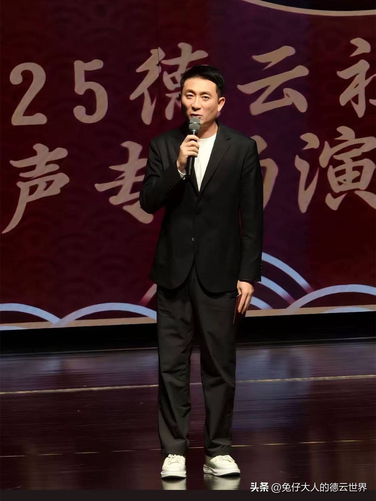 照洋上海出差,坐一等座,晒零食,或给郭德纲专场助演