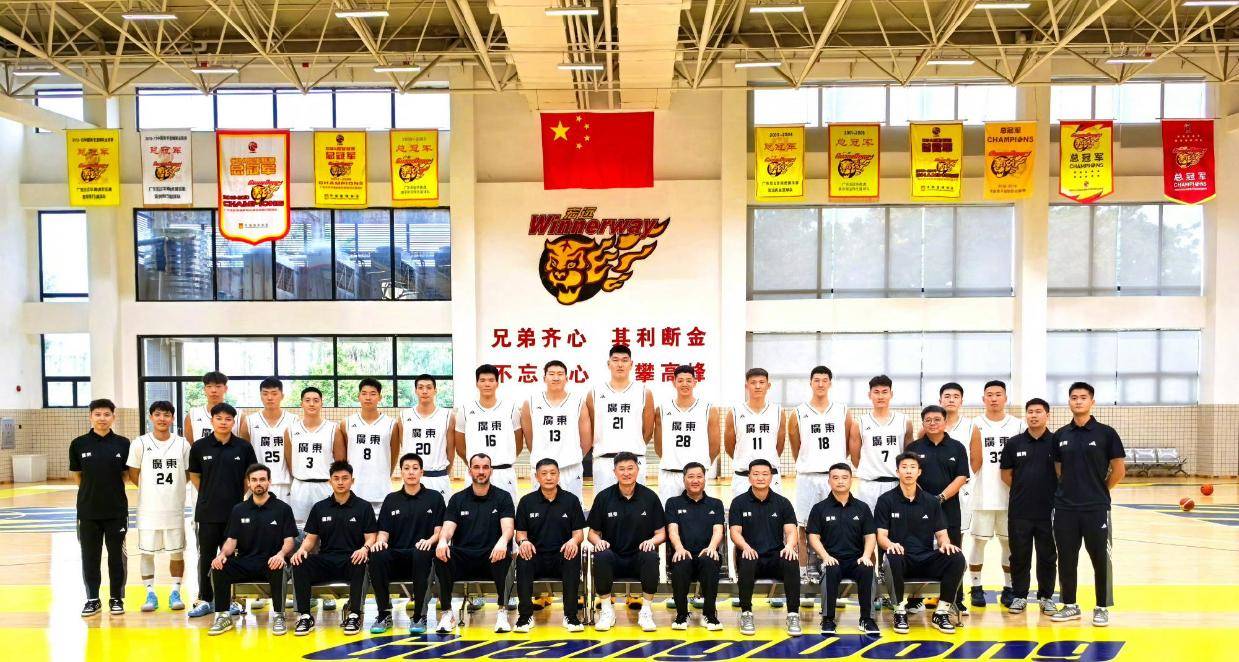 广东队30人全家福！杜锋刘传兴C位，胡明轩徐杰胖了，赵睿缺席