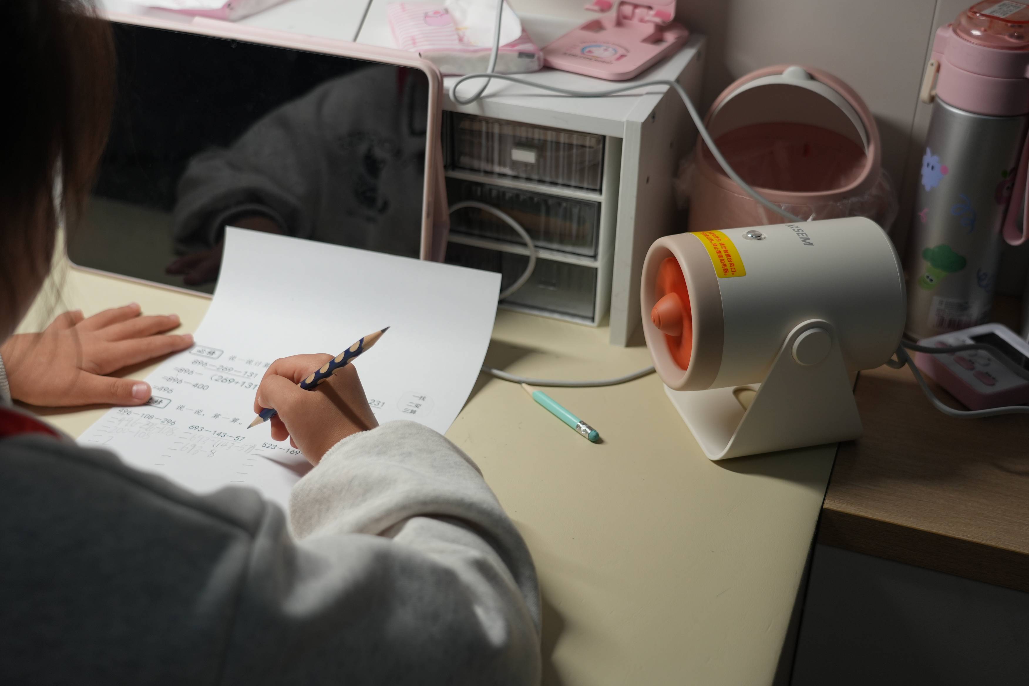 西圣桌面暖风机mini体验：2秒即热不燥，深夜赶稿办公都暖乎乎