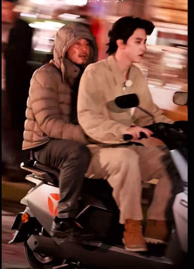 敖瑞鹏载沙溢买奶茶，网友调侃：像只给敖瑞鹏打滤镜不管沙溢死活 插图