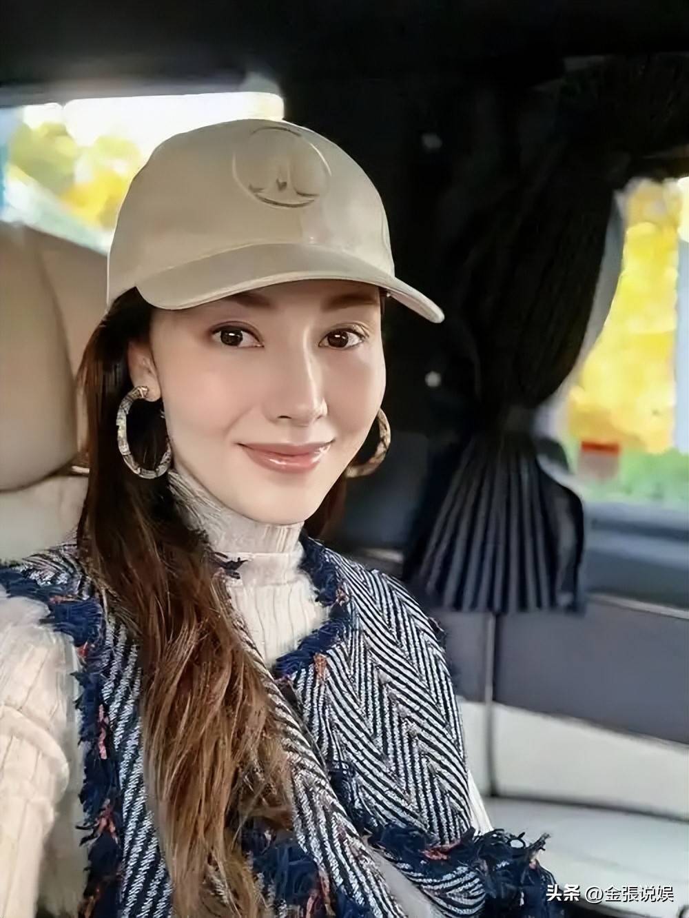 李嘉欣姐姐在上海参加继子婚礼,被敬茶笑不拢嘴,15岁儿子罕露脸