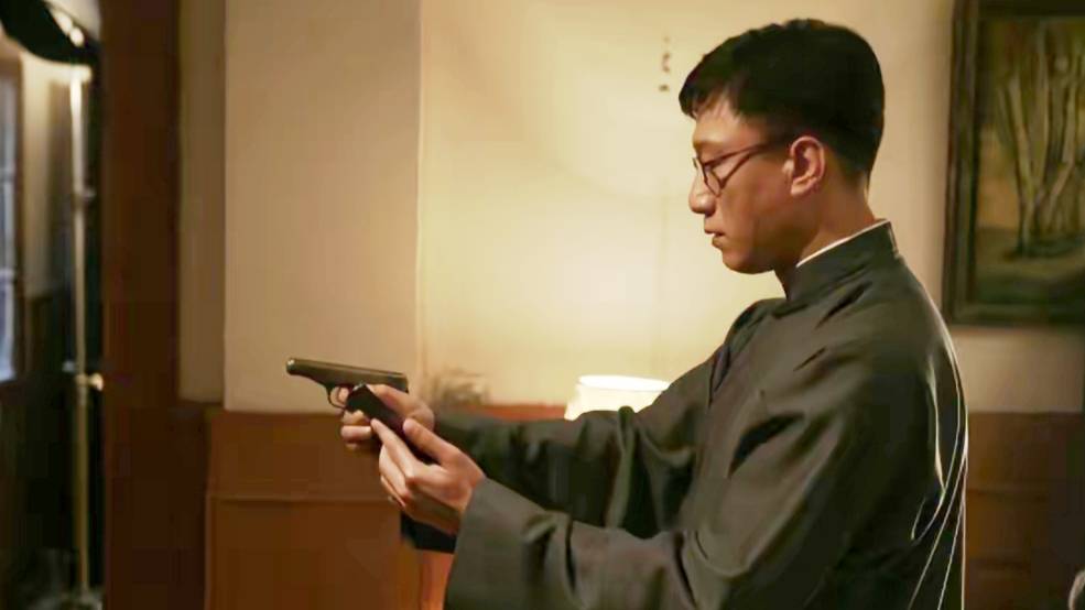 《潜伏》里边，则成和翠平，谁的枪法好？