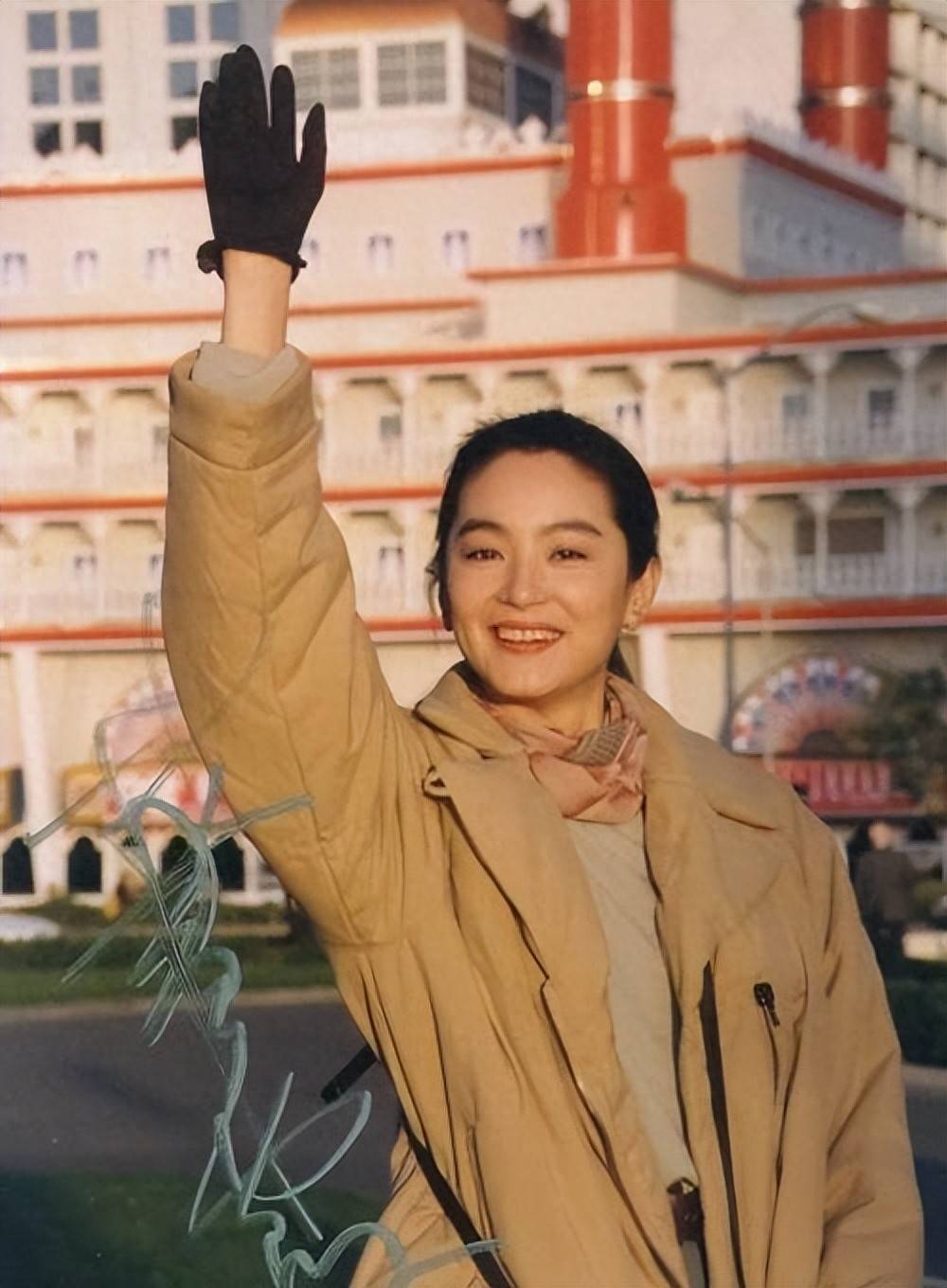 林青霞:成名后去山东农村寻亲,见到亲姐姐第一眼就愣在原地