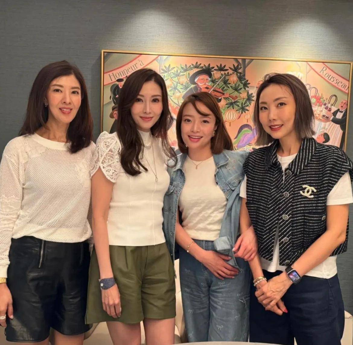 李嘉欣姐姐在上海参加继子婚礼,被敬茶笑不拢嘴,15岁儿子罕露脸