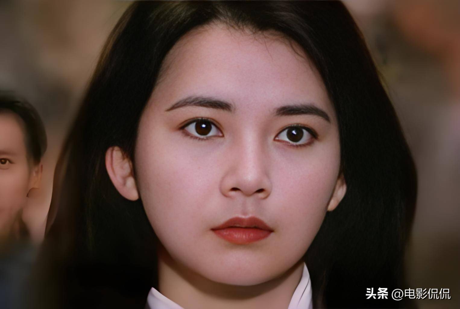 如果单论外貌,林青霞的美丽几乎无可挑剔,而胡慧中虽然身高略胜一筹