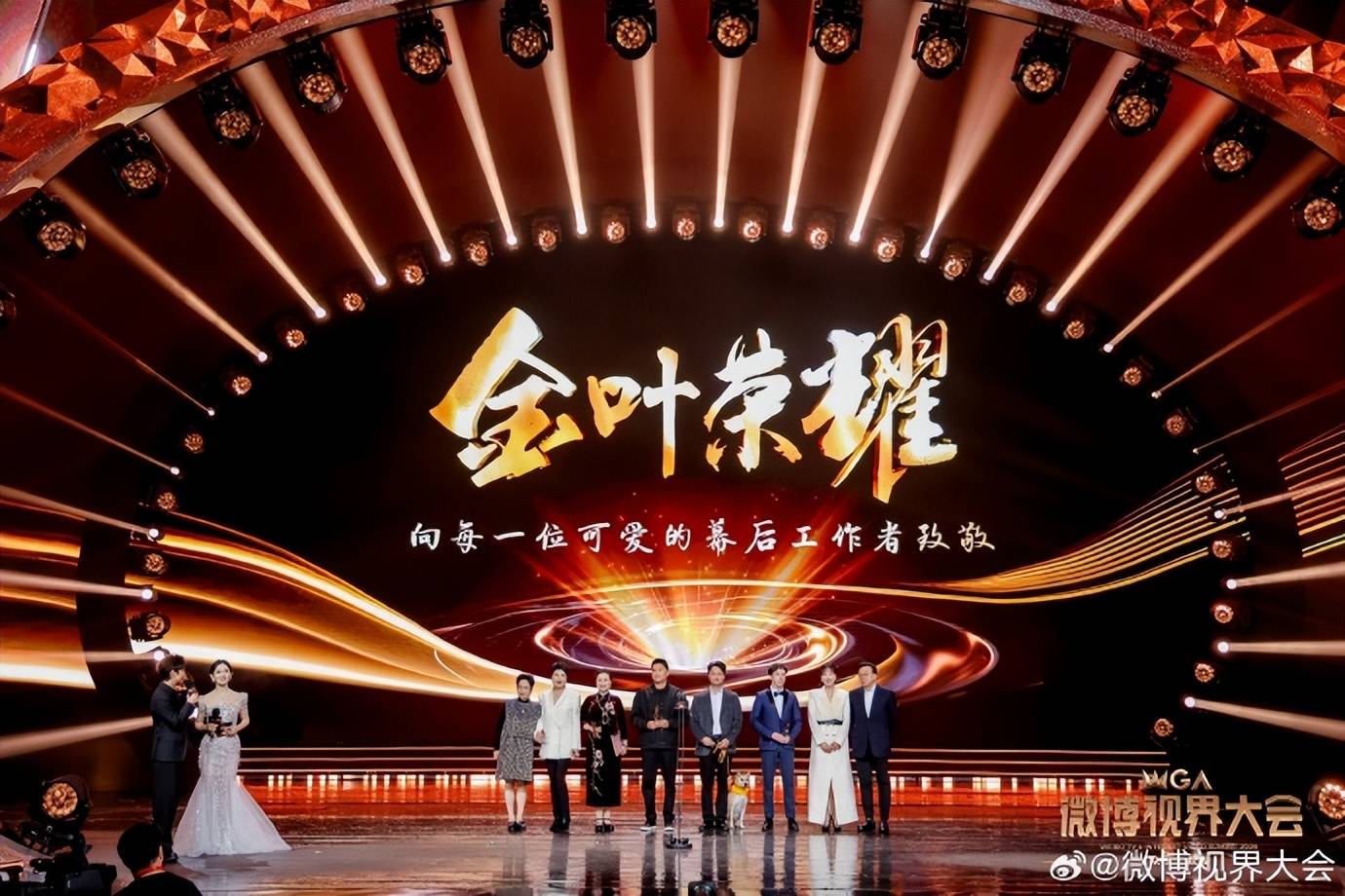 演员狗狗“大黄”上台领奖,主人称其是“专业演员” 插图1 演员狗狗“大黄”上台领奖,主人称其是“专业演员” 插图1