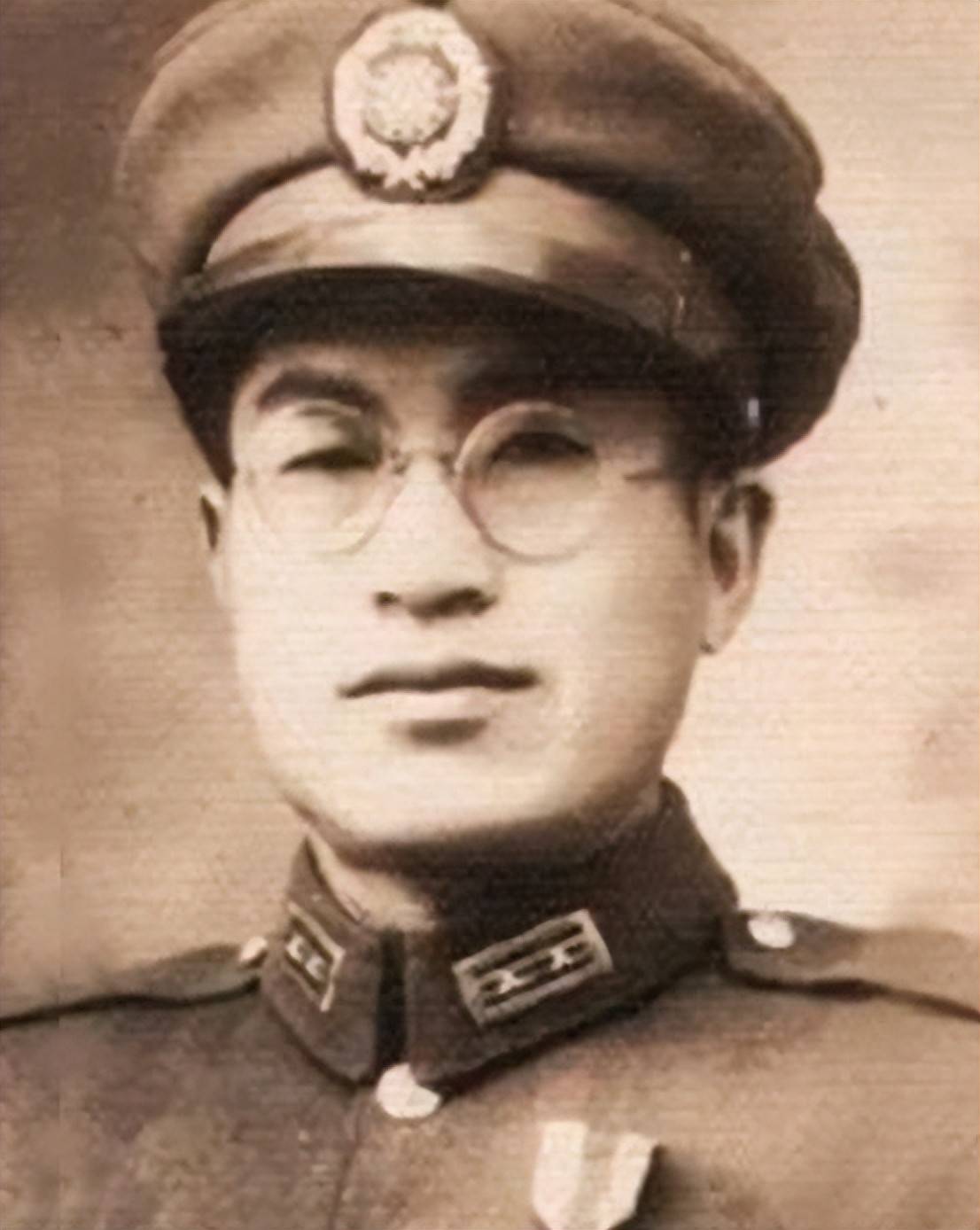 10岁开始李延年就在本村初等小学念书本来按照家里的期待他应该