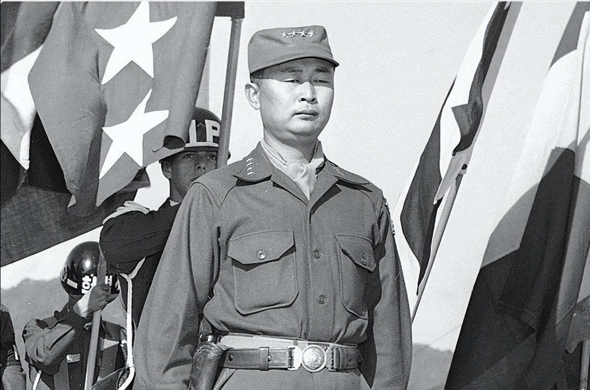 "这句话精准戳中了白善烨的记忆,1940 年伪满军校