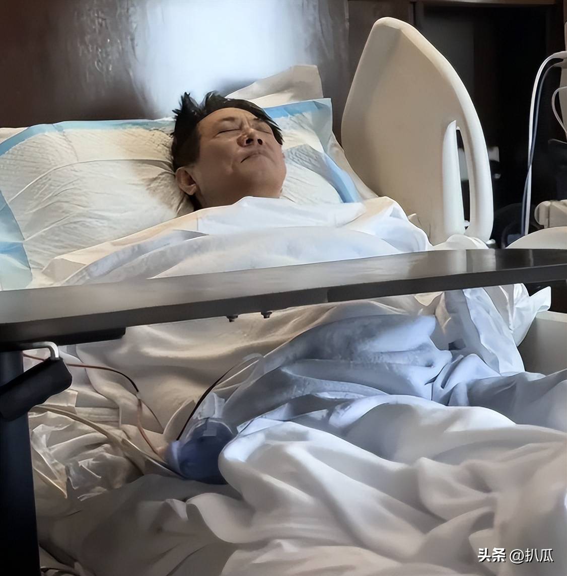 62岁李连杰豪宅游泳脱光上衣自证清白大腹便便并无刀疤