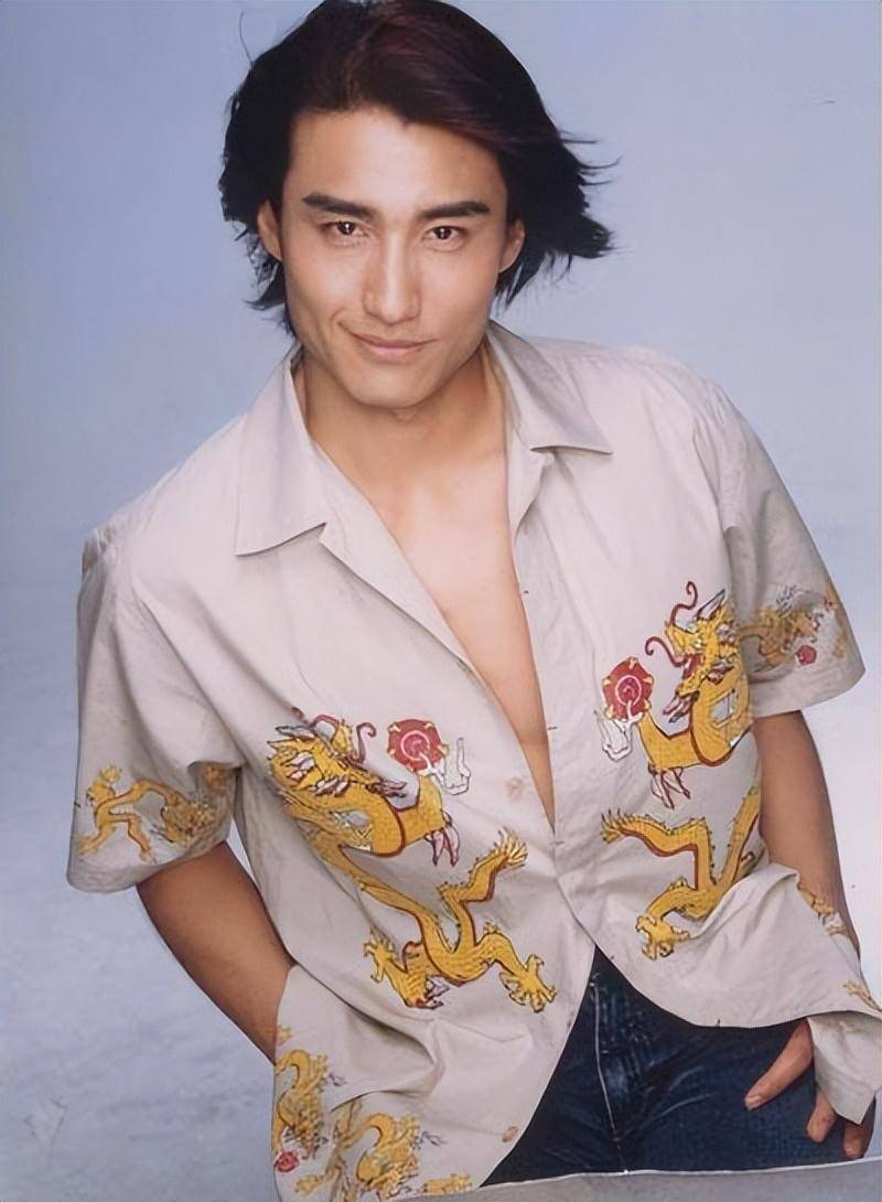 两个人在t台上一来二去,就这么擦出了火花.而比他大八岁的包海青,早