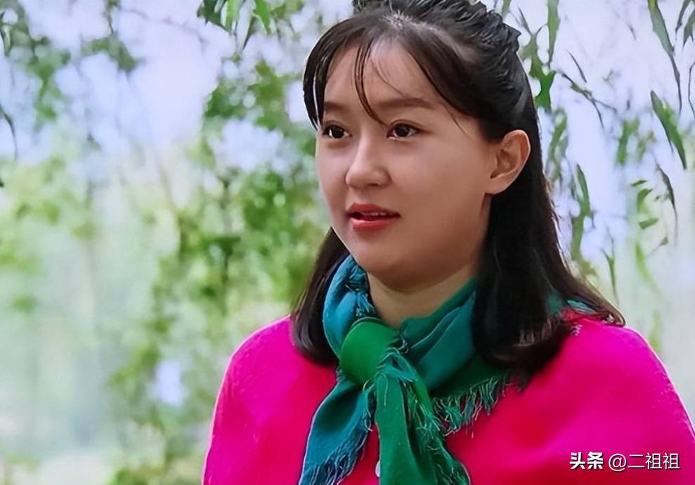 蒋依杉是2006年的时候,有幸被赵本山选中参演乡村爱情,剧中的她凭借生