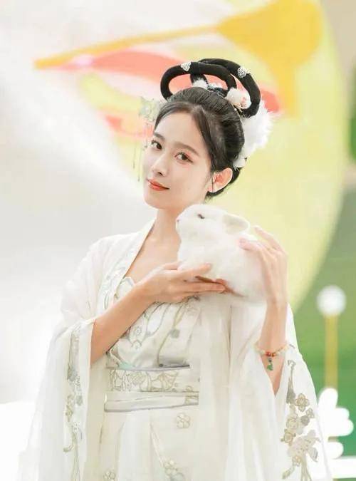 吴碧霞化身嫦娥,带着玉兔下凡,仙人为我们带来新年祝福!