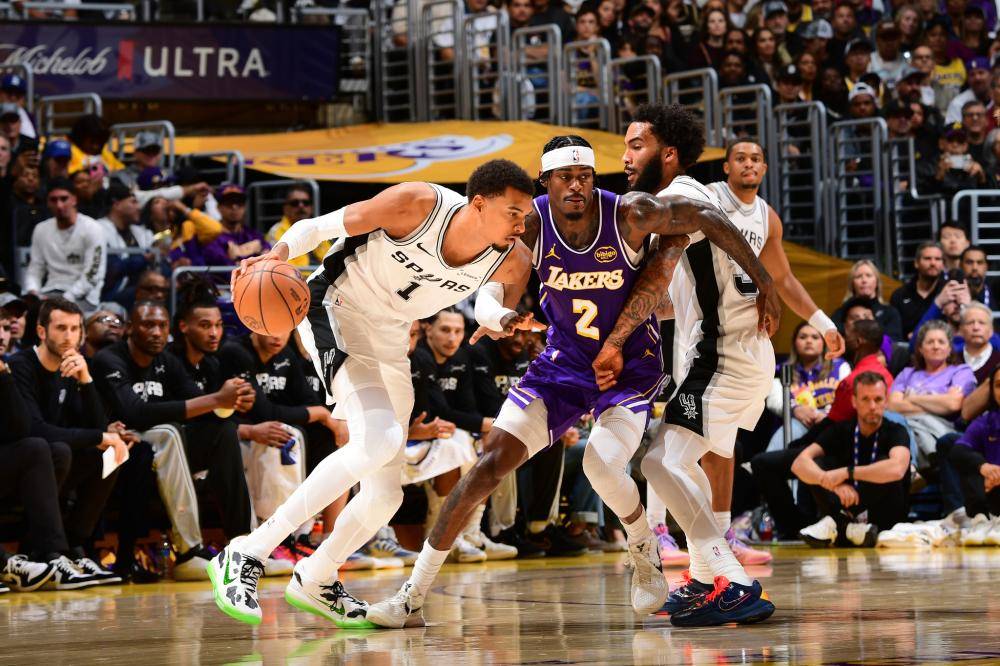 无文班更疯狂！马刺 13 分大胜湖人晋级，东契奇 35 分沦为背景板