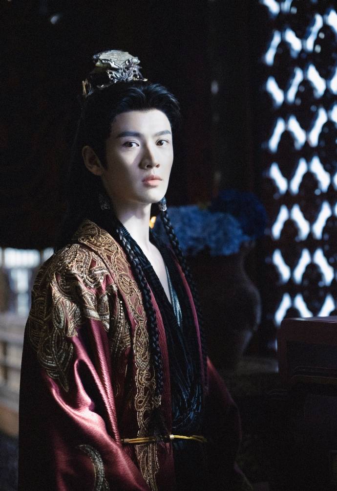 电视剧《一笑随歌》秦天宇靠演技让"疯批昏君"活了