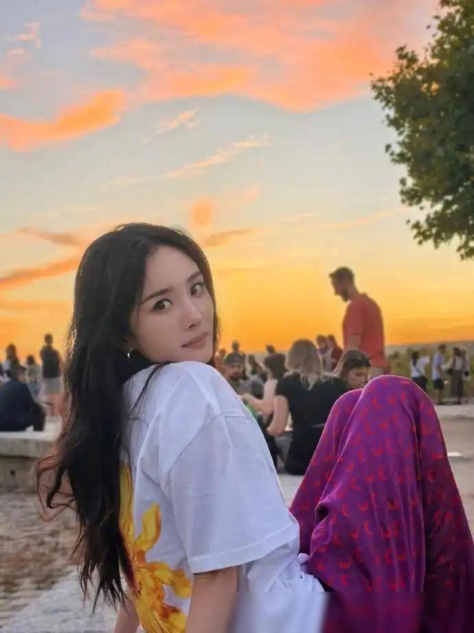 杨幂分享旅行瞬间,俏皮可爱宛如少女,疑为小糯米买礼物尽显母爱