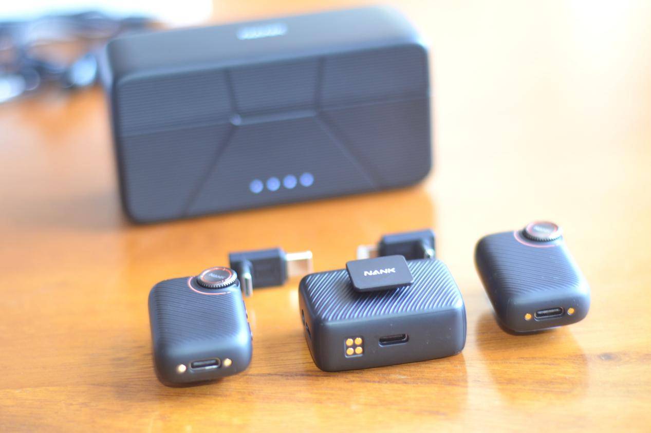 专业音质、稳定传声、智能操控集一身,南卡Qmic领夹麦克风专业全能