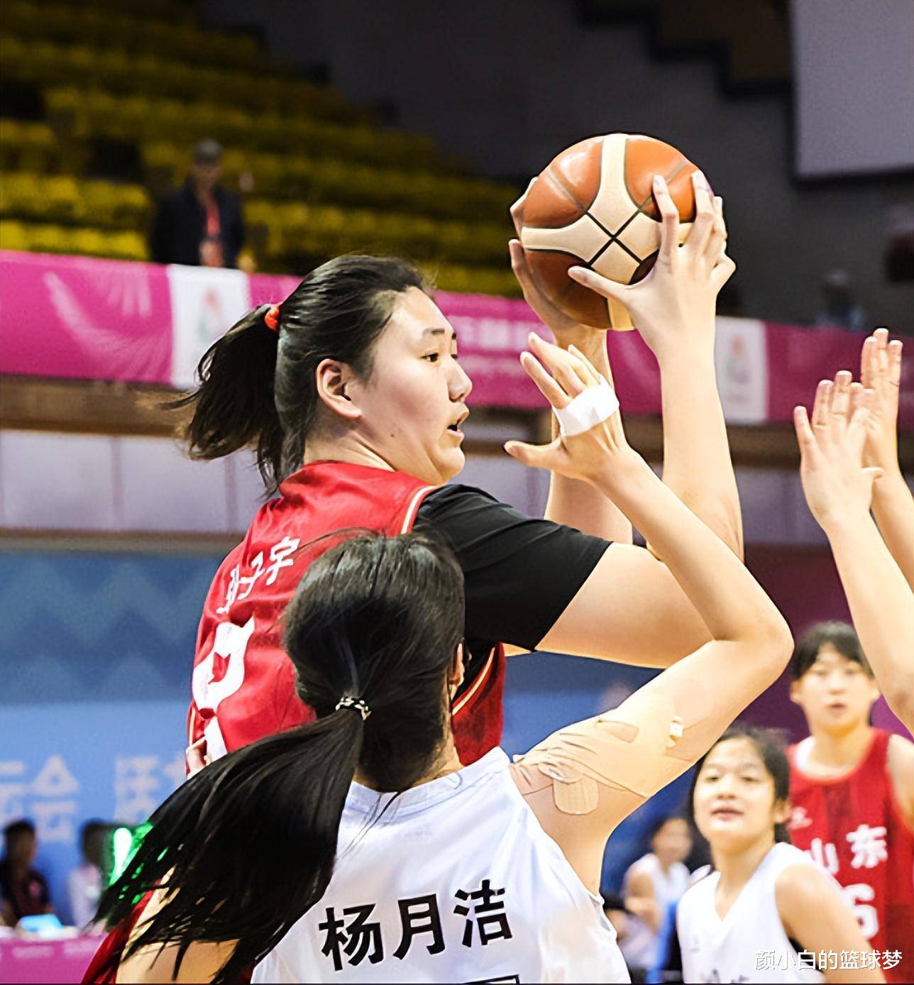 四场比赛中唯一一次命中率不达100%的是对阵河南u18女篮的比赛尽管