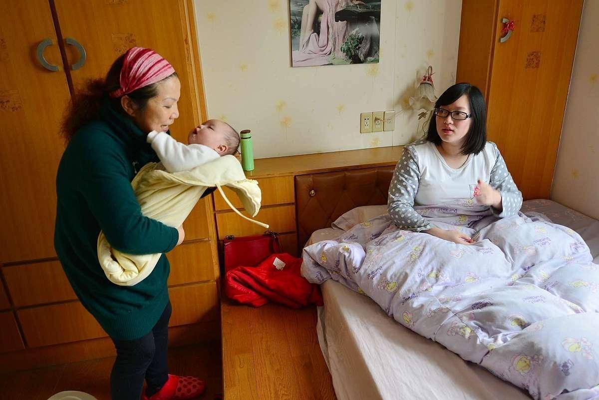 7个月宝宝遭月嫂多次恶意猛摇,宝妈翻看监控崩溃