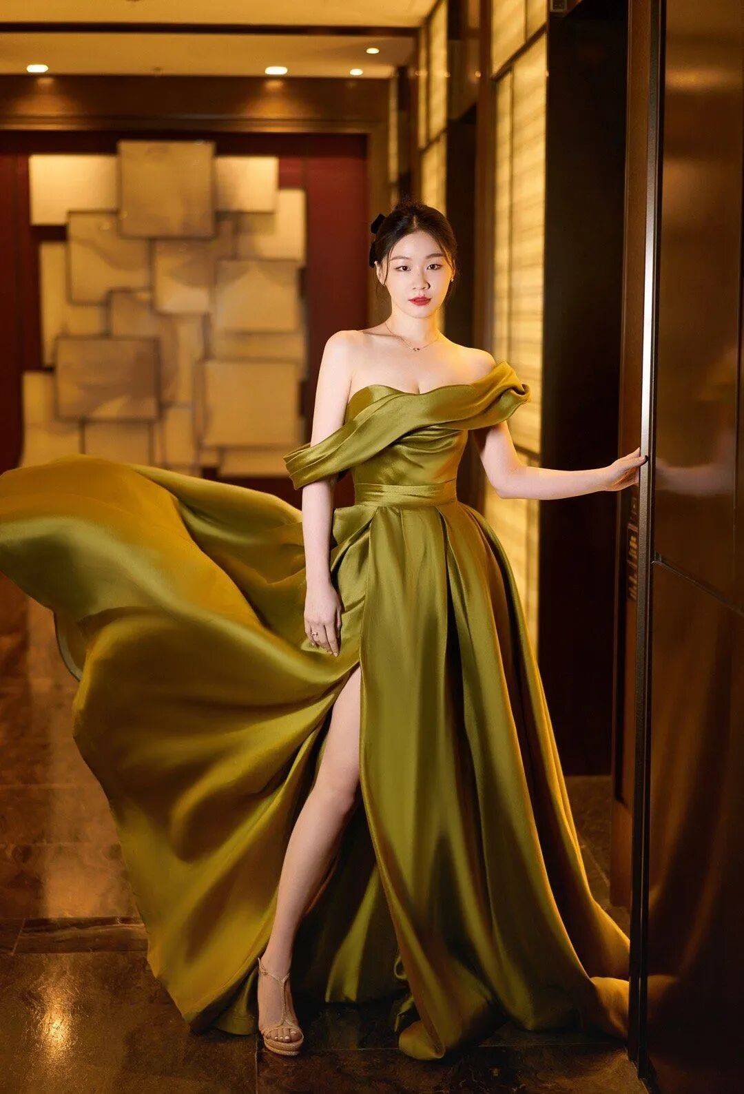 金靖身材太火辣!被王家卫露骨调侃"搞金j",竟这样应对!