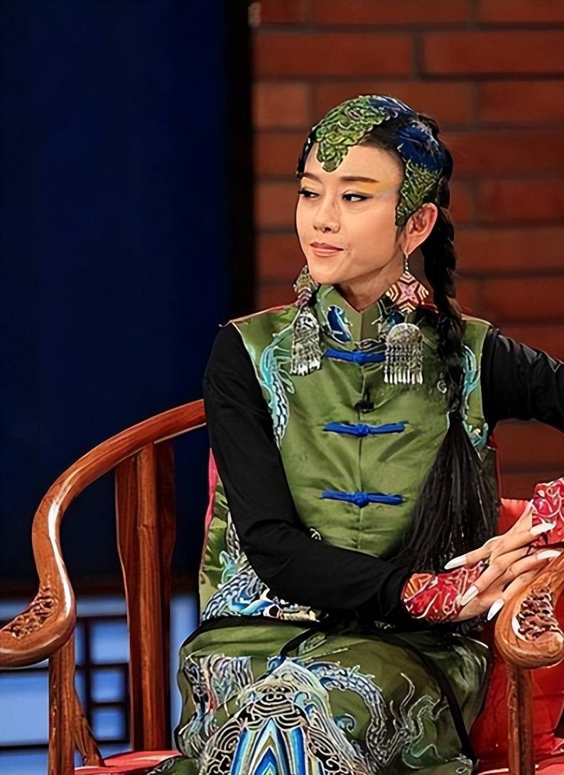 杨丽萍仙气全无,指甲也剪了,常年吃花瓣水,现在65岁拄拐杖出行