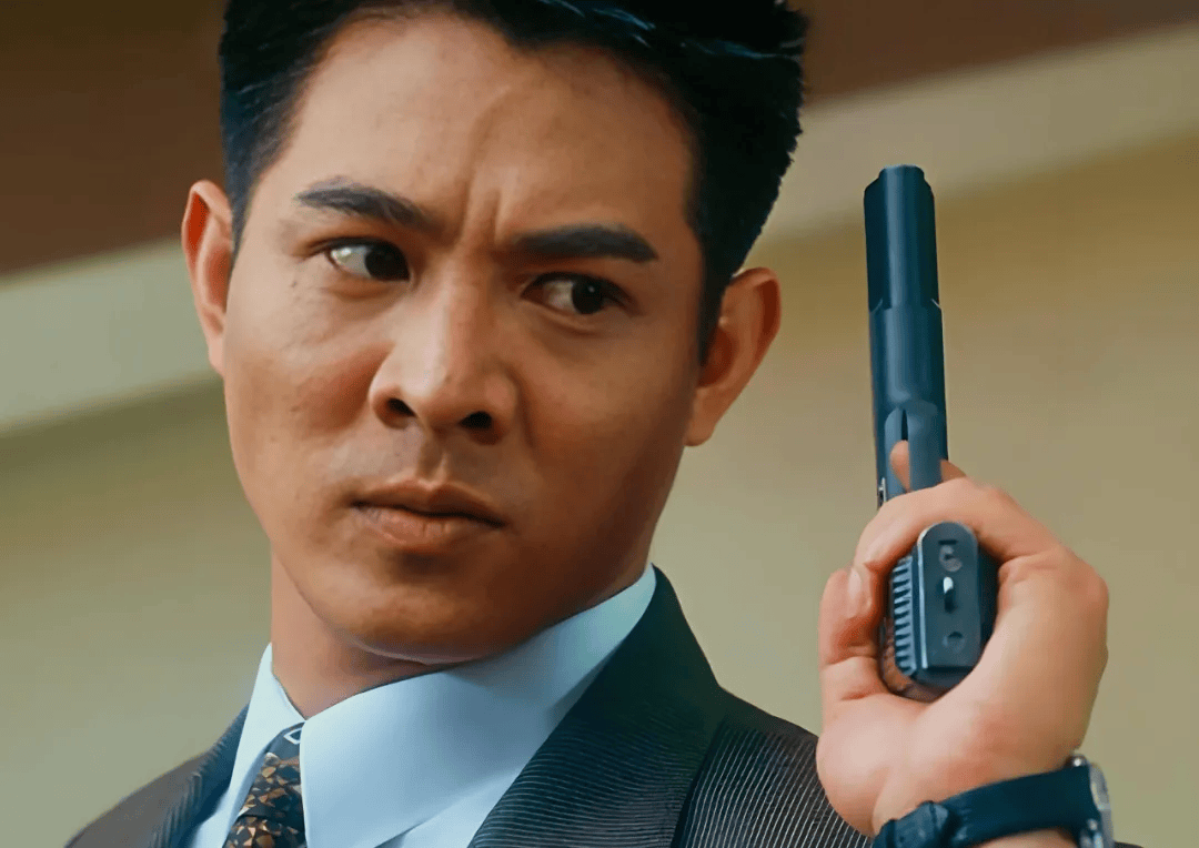 李连杰脱衣回应上热搜:没做过心脏手术!