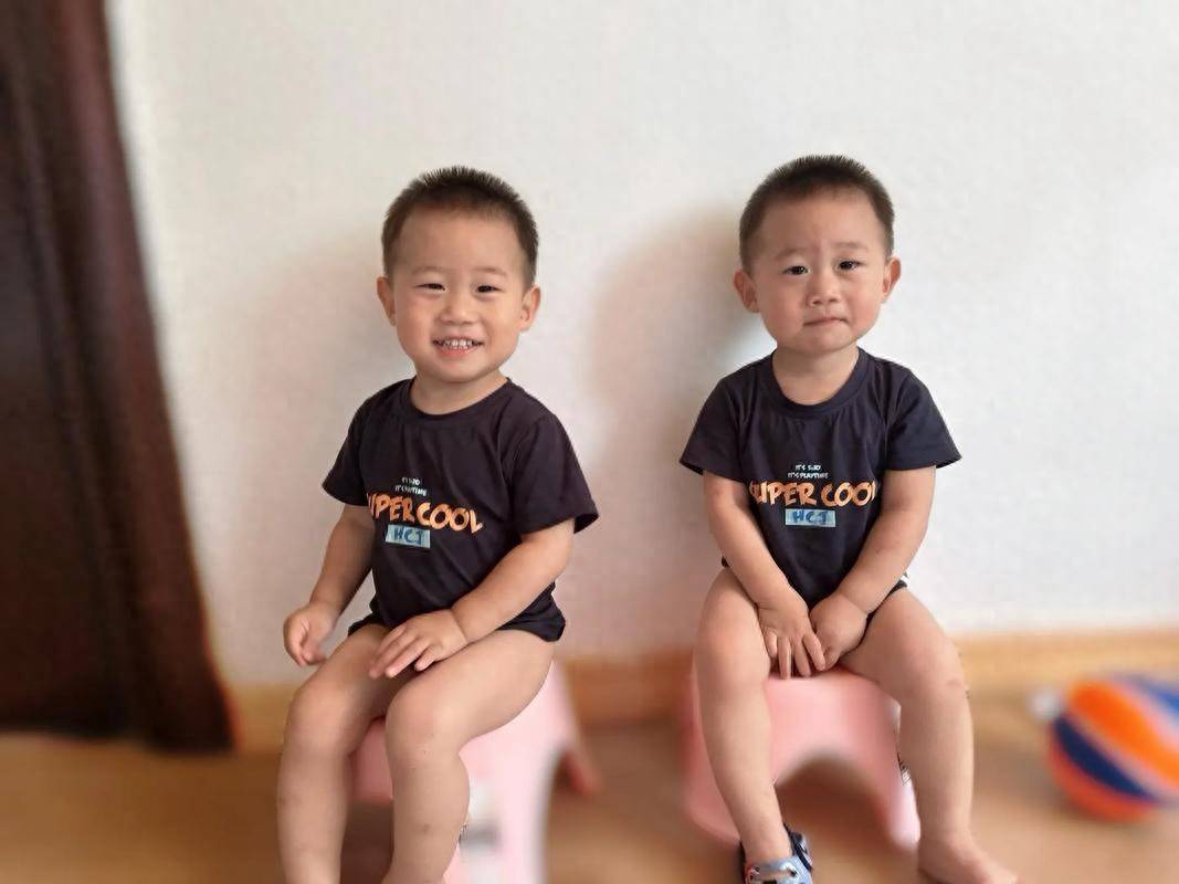 为啥有些双胞胎一模一样,有些却不像？网友：还有同母异父双胞胎