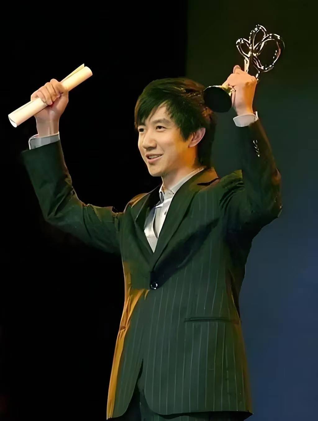 历经情感浮沉,如今的鄢颇与演员李呈媛组建