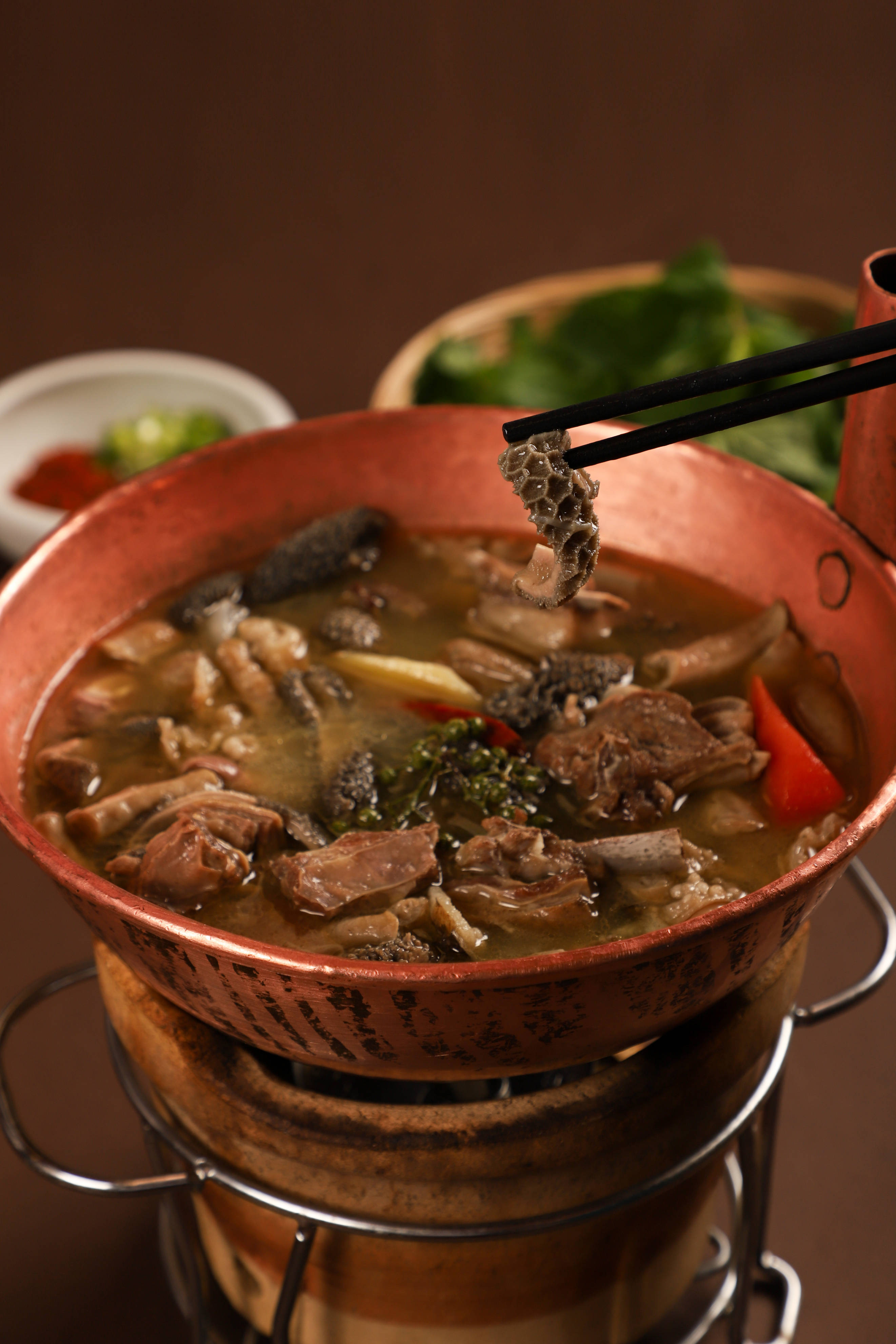 人气经典——洱海香芋酥肉土锅子腊排骨为纳西三叠水传统宴席的主