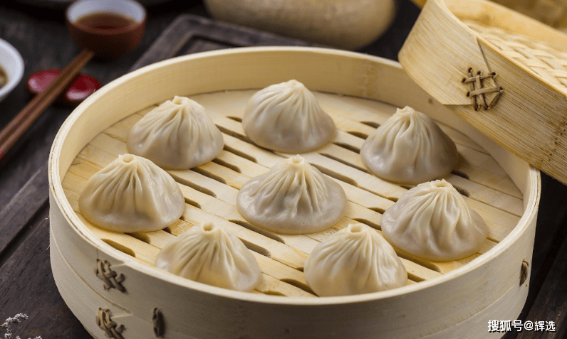 小笼包的多样吃法，从蒸制到煎烤、早餐也能丰富多彩