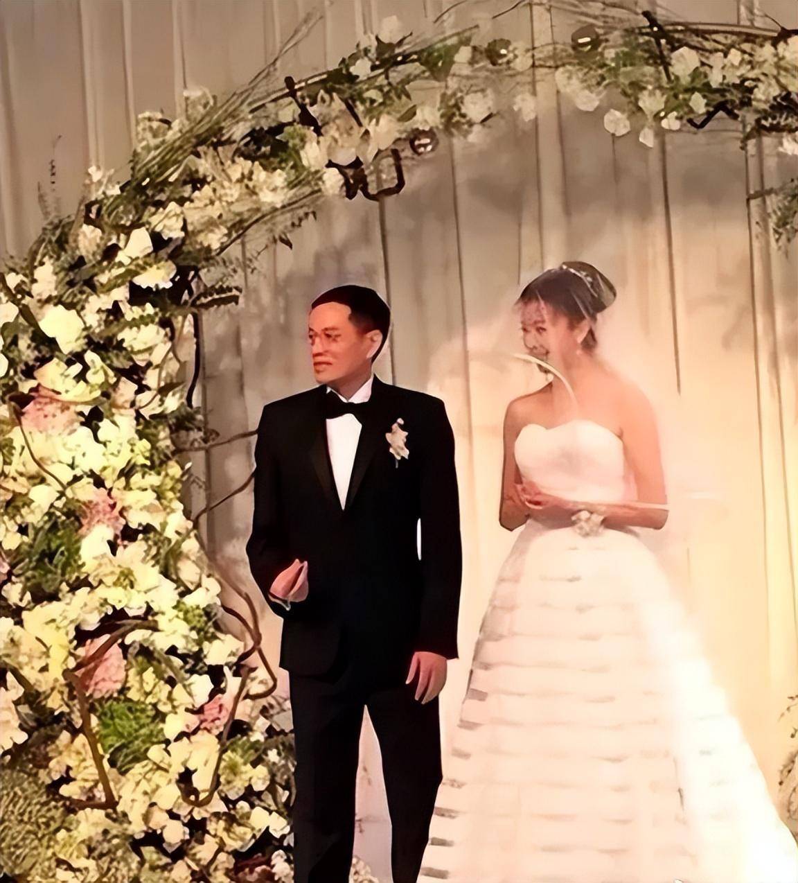 恋爱关系确定后,孙菲菲挽着史宏的胳膊逛街,无