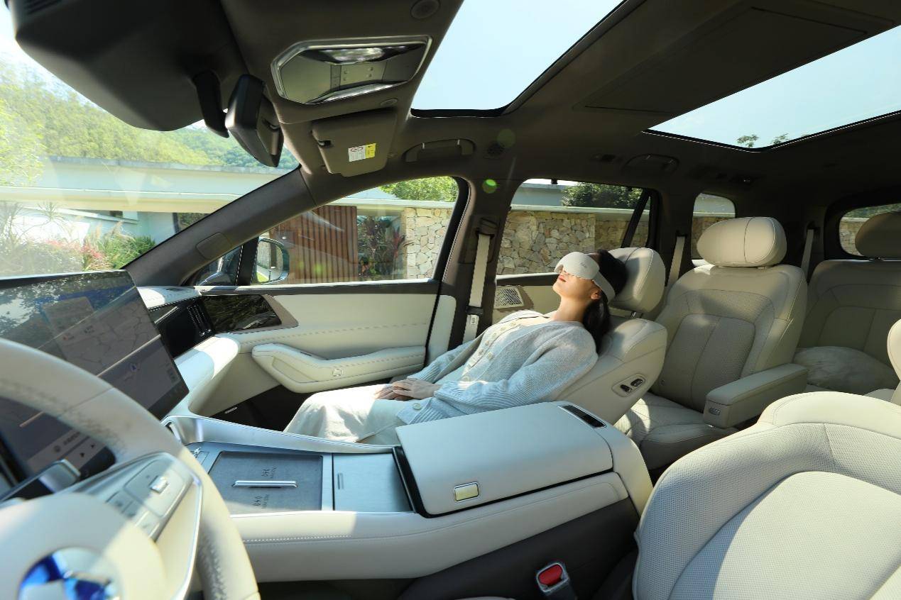 腾势N8L登场,陈小春应采儿一家四口喜提超豪华移动大平层!