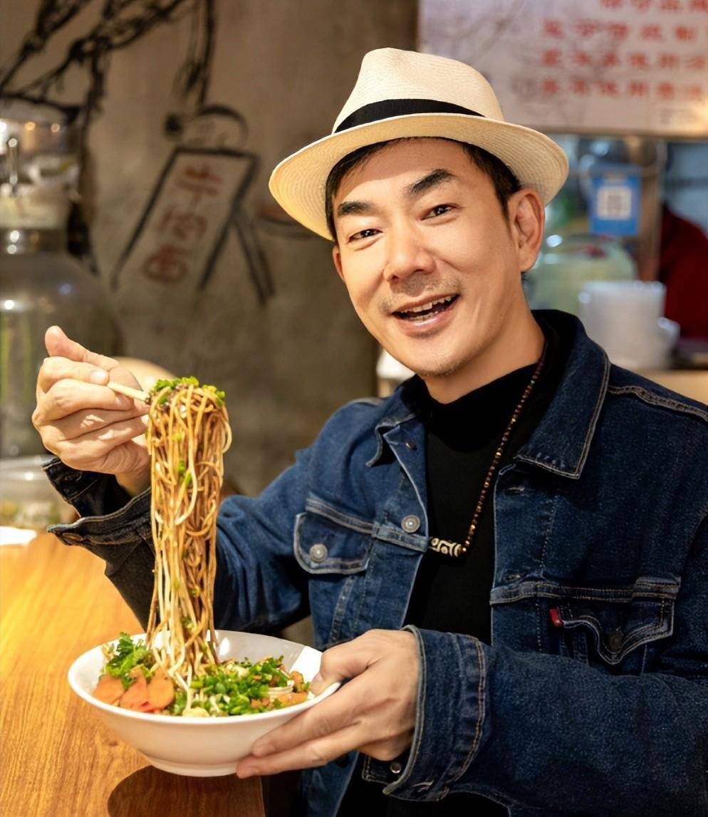 59岁任贤齐回湖北祖宅,肚腩明显仍接地气,街头被围堵合照没架子