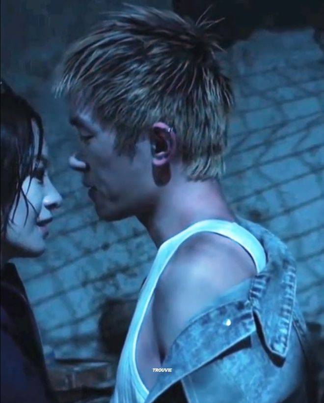 易烊千玺李庚希吻戏花絮 《狂野时代》千玺李庚希吻戏排列半个月！