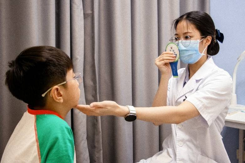 戴镜六年视力飞涨，视功能不足是“元凶”！南海爱尔医生提醒：看不清有时和近视无关！(图1)