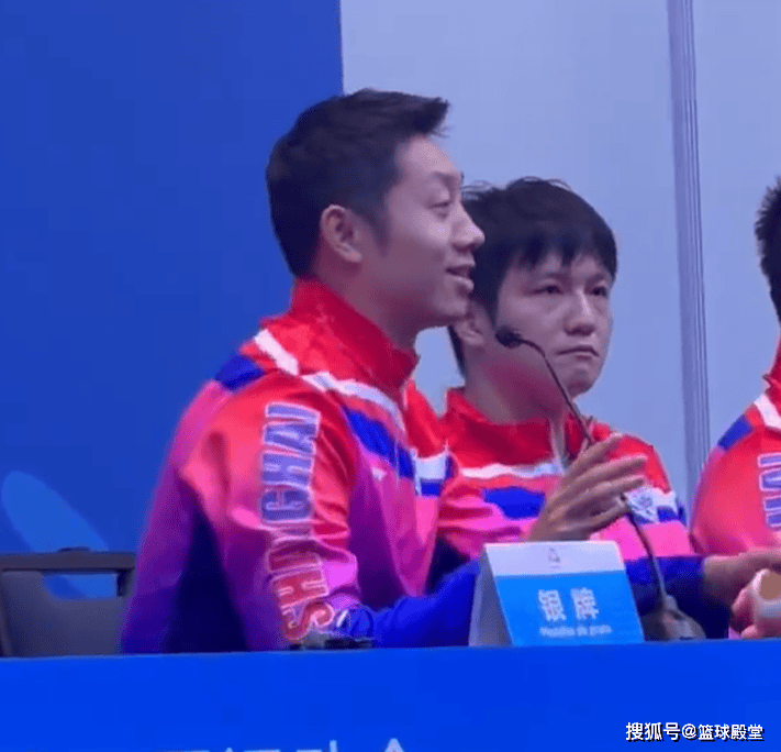 上海夺银发布会！许昕直呼比马龙弱不丢人，樊振东谈这四年收获！