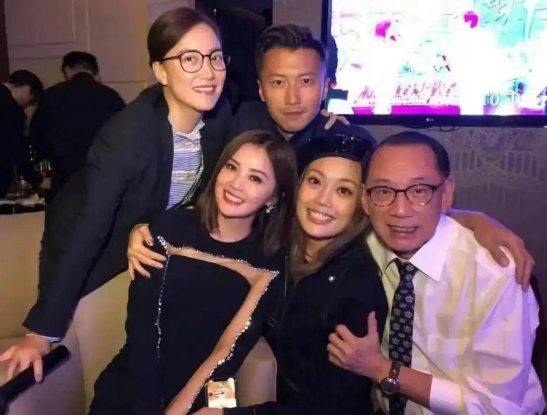 霍汶希揭秘英皇艺人零跳槽真相,这背后到底隐藏了什么?