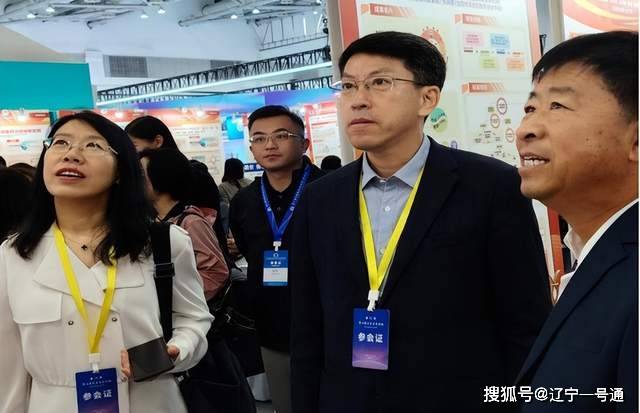 院长王军等领导专程驻足学校展位,与辽中区二中教育集团党委书记,成果