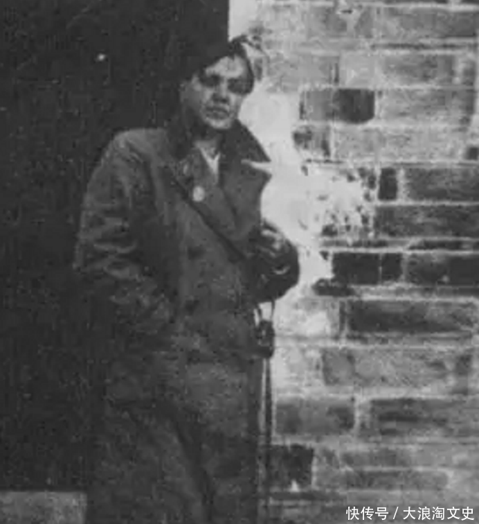 然而,史沫特莱坚持要与革命军队在一起,她认为只有在战斗中,她才能