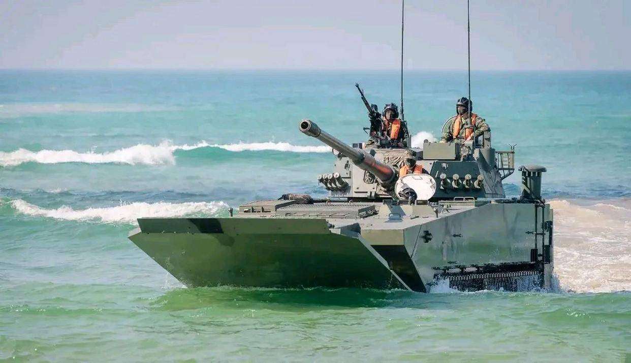 中国东部战区最新武器装备曝光，高清图片揭示三大亮点，全球瞩目