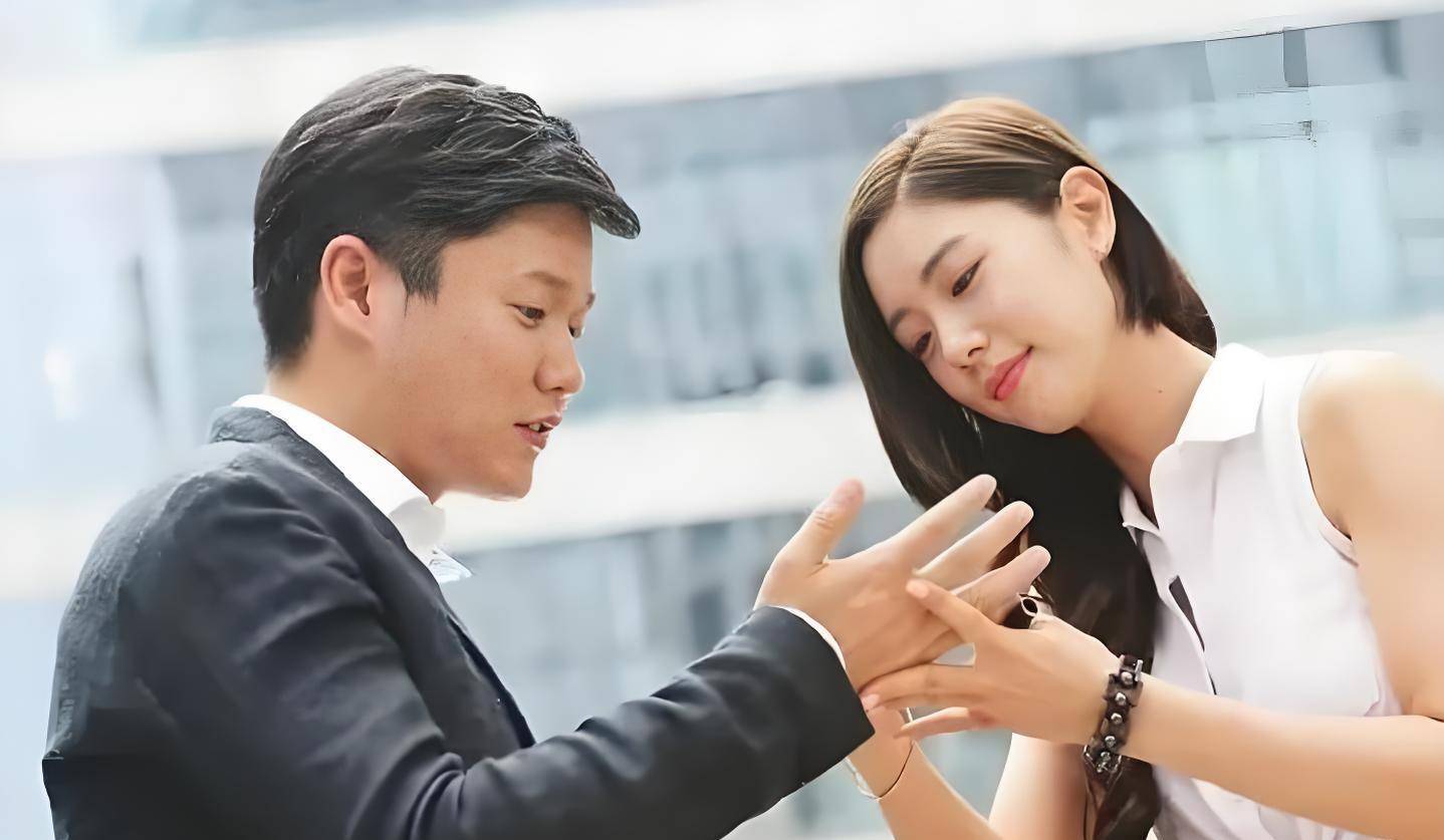 2016年,她和肖央,小沈阳合作的《情圣》上映,片中她那段穿着红裙在风